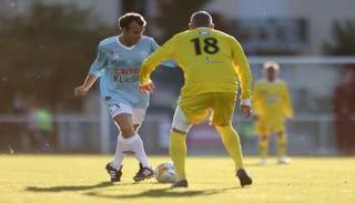 ماكرون خلال المباراة الخيرية - رويترز