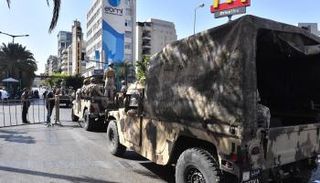 الجيش اللبناني يضع حواجز لمنع المتظاهرين من التقدم