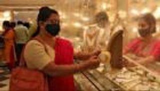 الملاذ الأخير للهنود.. رهن الذهب مقابل "قوت الحياة"