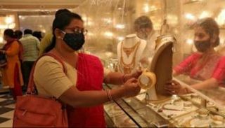 الملاذ الأخير للهنود.. بيع الذهب مقابل "قوت الحياة"