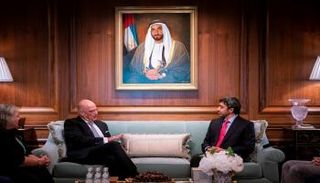 الشيخ عبدالله بن زايد آل نهيان خلال لقاء نظيره اليوناني