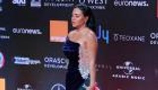 مهرجان الجونة.. رانيا يوسف تراهن على فستانها الأزرق "المكشوف"