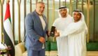 شرطة دبي تعيد ساعة ثمينة إلى المدرب الروماني كوزمين