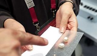 مختبر لفحص اللؤلؤ في جناح البحرين بـ