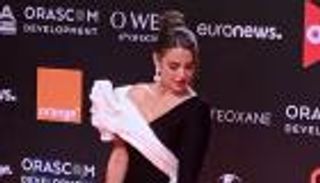 مهرجان الجونة.. درّة تتألق بـ"الأبيض والأسود" في الافتتاح (صور)