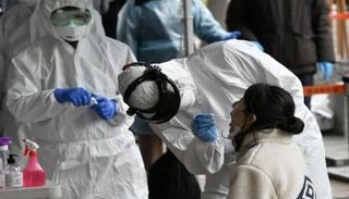 سيدة تخضع لاختبار كورونا في كوريا الجنوبية