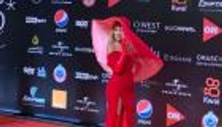 مهرجان الجونة.. إطلالة حمراء غريبة لمايا دياب (صور)