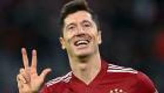 من جوارديولا لأنشيلوتي.. ليفاندوفسكي حائر بين مانشستر سيتي وريال مدريد