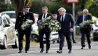 جونسون بموقع حادث الطعن الإرهابي.. المحافظون والعمال جنبا لجنب