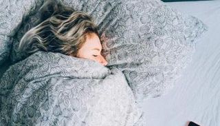 برد الشتاء يجعل الخروج من السرير تحديا للبعض