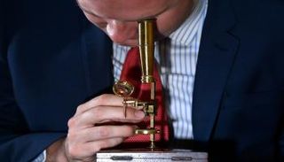 مجهر عائلة داروين