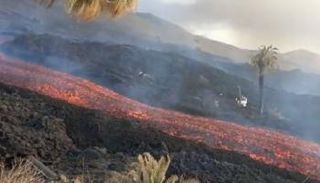 الحمم البركانية من البركان الثائر في جزيرة لا بالما