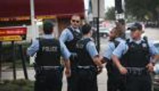 "فوبيا اللقاح" تشعل خلافا بين بلدية شيكاغو والشرطة