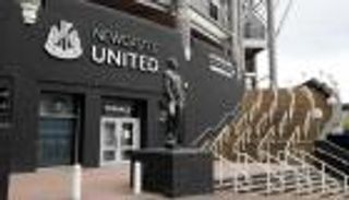 بعد الاستحواذ السعودي.. أول ظهور لرئيس نيوكاسل بالدوري الإنجليزي