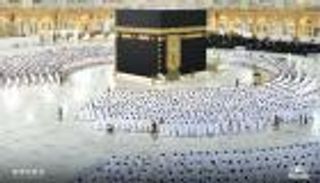 بالصور: وداعا كورونا في الحرمين.. أول صلاة "بلا تباعد" منذ أكثر من عام