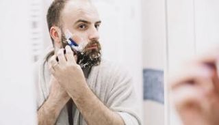 قبل الحلاقة ينبغي تنظيف البشرة وتجفيفها جيدا