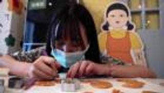 على طريقة مسلسل لعبة الحبار.. مسابقة لصنع الحلوى في بكين (صور)