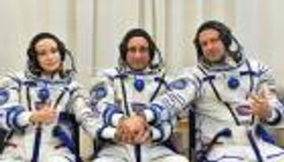 أول فيلم في الفضاء.. عودة أعضاء الطاقم الروسي إلى الأرض