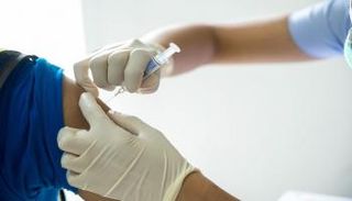 شخص يتلقى لقاحاً- أرشيفية