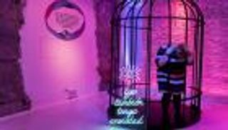 صور.. "غرفة البكاء" للتخلص من وصمة المشاكل النفسية بإسبانيا