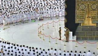 مصلون في المسجد الحرام بعد إلغاء التباعد 