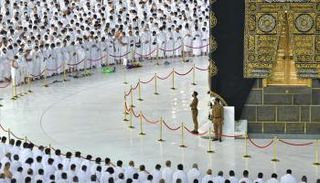 أول صلاة في المسجد الحرام بلا تباعد منذ أكثر من عام