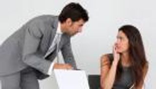 "صغري صدرك" و"قصري شعرك".. عندما يتجاوز المدير حدوده