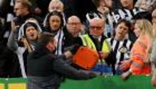 ماذا حدث لمشجع نيوكاسل الذي أوقف مباراة توتنهام؟