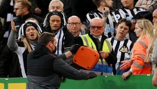 سقوط المشجع والتعامل الطبي معه