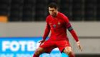 أقل مما نعتقد.. ما هو الدور القانوني للقائد في كرة القدم؟