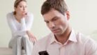 تفتيش هاتف الزوجة.. الإفتاء المصرية تحسم الجدل وتكشف الحكم الشرعي