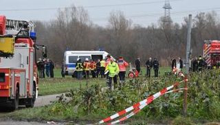 الشرطة بمكان سقوط الطائرة