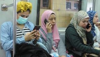 فتاة ترتدي كمامة في مترو القاهرة (أرشيفية)