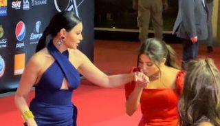 مايان السيد تقبل يد أروى جودة