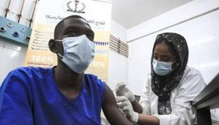 مواطن سوداني يتلقى لقاح كورونا 