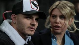 إيكاردي مع زوجته واندا