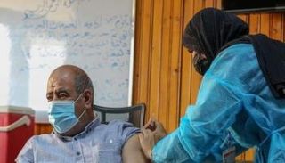 ليبي يتلقى جرعة لقاح كورونا بأحد المراكز الصحية - أرشيفية
