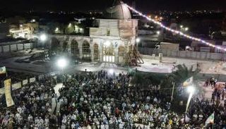 جمع من المحتفلين بالمولد النبوي عند مسجد النوري في مدينة الموصل