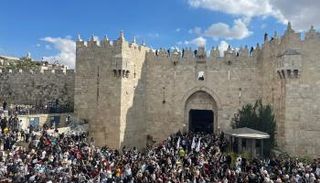 احتشاد المواطنين في باب العامود اليوم