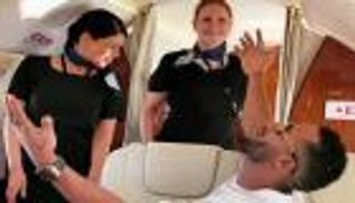 محمد رمضان يواصل الرقص مع المضيفات: "أحب أجيبها وهي طايرة" (فيديو)