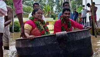 العروسان الهنديان خلال استقلالهما إناء الطهي