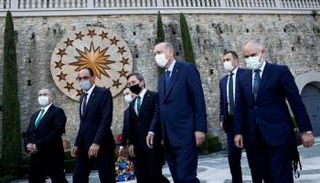 أردوغان وبعض مستشاريه- رويترز