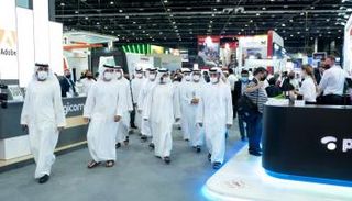 محمد بن راشد خلال زيارته معرض جيتكس