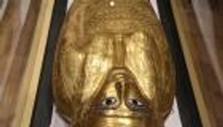 كيم كارداشيان تعيد تابوتا ذهبيا إلى مصر.. كاهن فرعوني عظيم