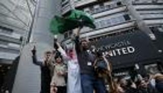 نيوكاسل يطالب جماهيره بعدم ارتداء الأزياء العربية