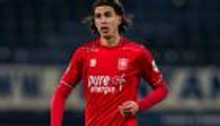 "الفتى المدلل" يهدد مكانة رامز زروقي مع منتخب الجزائر