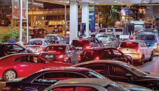 طوابير أمام محطات الوقود في لبنان