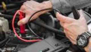 شاحن لبطارية السيارة والهاتف الذكي.. خدمة مزدوجة