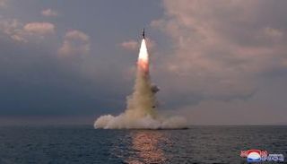 جانب من عملية إطلاق كوريا الشمالية لصاروخ جديد من غواصة- رويترز