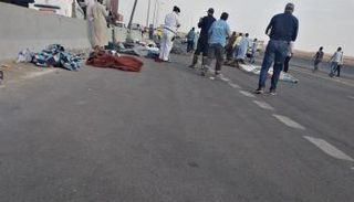 جثث المتوفين على جانب الطريق